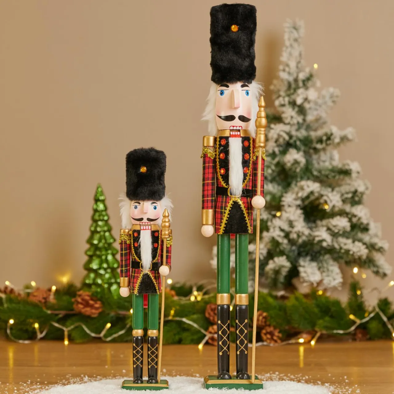 Père Noël, Animaux Et Personnage|KAEMINGK Soldat Casse-noisette en bois (H38 cm) Ernest et Toque d'ours Noir